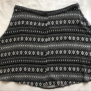 🏷NWT H&M Black & White Mini Skirt - 8